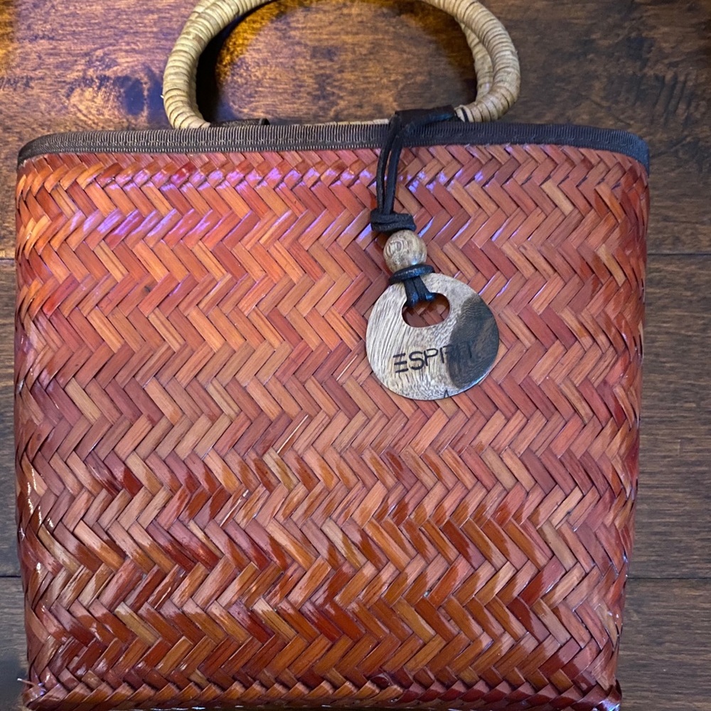 Straw handbag.